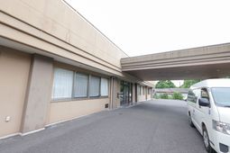 施設出入口の車寄せ