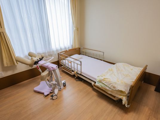 明るいベッドの居室