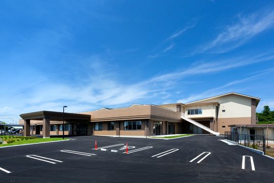 緑色の屋根の建物