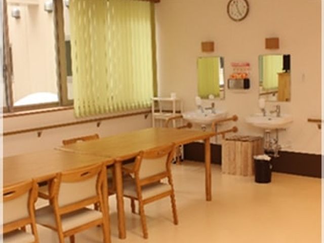 洗面台とテーブルの部屋 多目的室 洗面台が完備された多目的室です。明るい内装で、ゆったりと過ごせます。