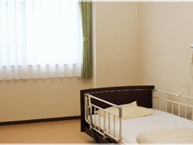 シングルベッドの居室 居室 日の光が差し込むシンプルで機能的な部屋です。必要な設備が整えられており、心地よく過ごせます。