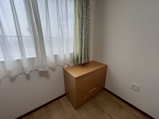 明るい窓際と家具の居室