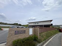 静かな施設の外観