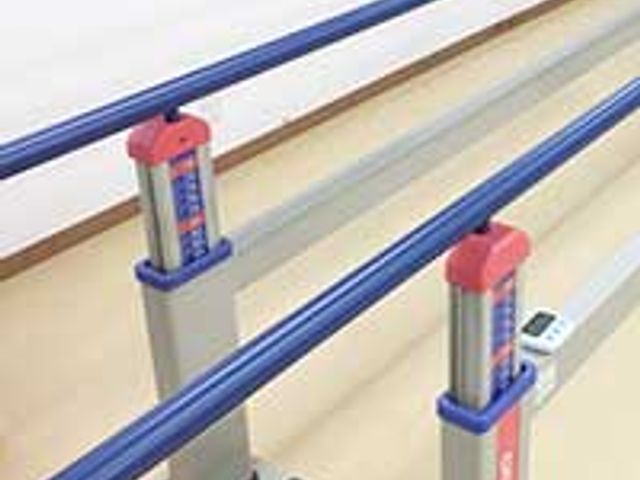 機能訓練器具のある部屋 機能訓練室 明るい空間に配置された機能訓練器具で、快適にトレーニングができる環境です。