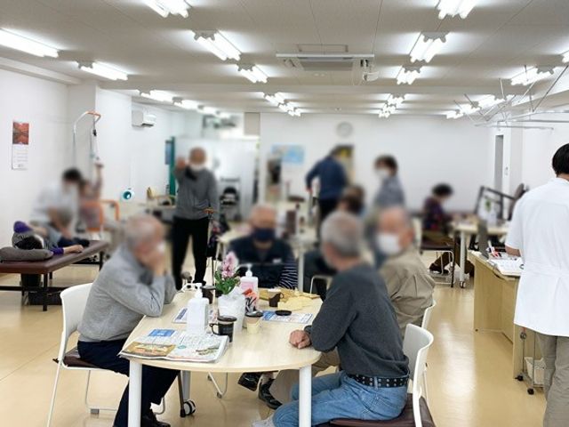 多目的室 多目的室 明るい多目的室では、テーブルを囲んで談笑や作業ができます。交流の場として最適です。