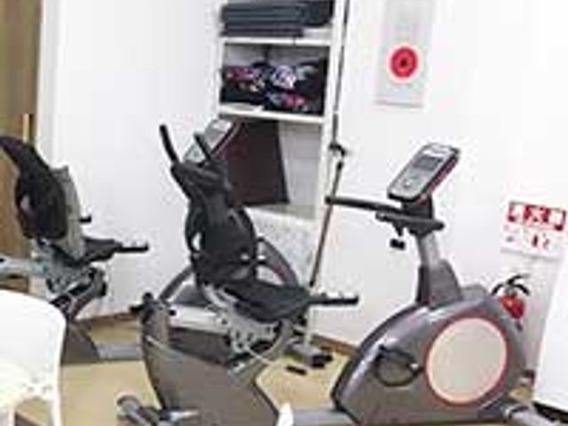 運動機器のある部屋内 機能訓練室 ゆったりとした空間で、安全にフィットネス機器を使って体力づくりができます。