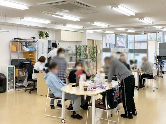 明るい空間のラウンジ ラウンジ 広々とした明るい空間で、多くの方が集いコミュニケーションを楽しむことができます。