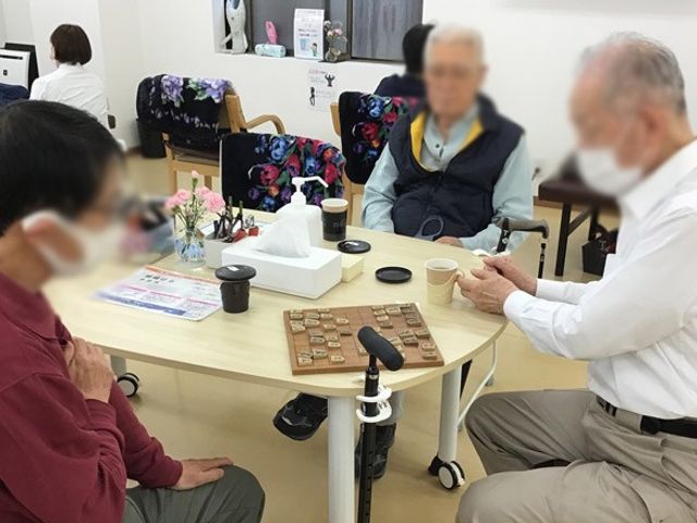 談笑するテーブル ラウンジ 広々とした空間で、リラックスしながらゲームを楽しむ様子が見られます。和やかな交流が可能です。