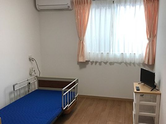 明るい個室の居室  
