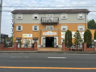 鮮やかな外観の建物