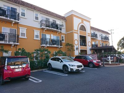 明るい外観の建物