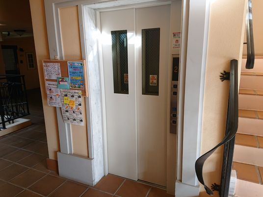 白いエレベーターのドア
