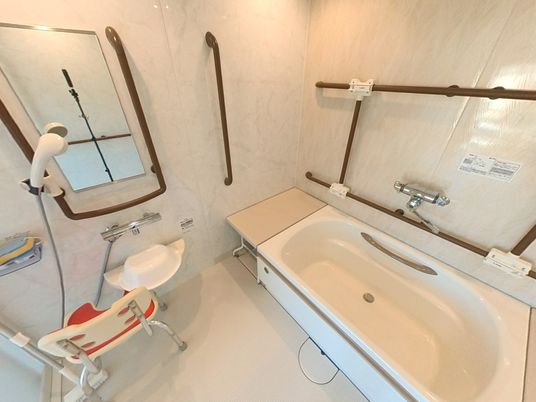 利用者向けのきれいな浴室
