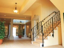 温かみのある明るいエントランス