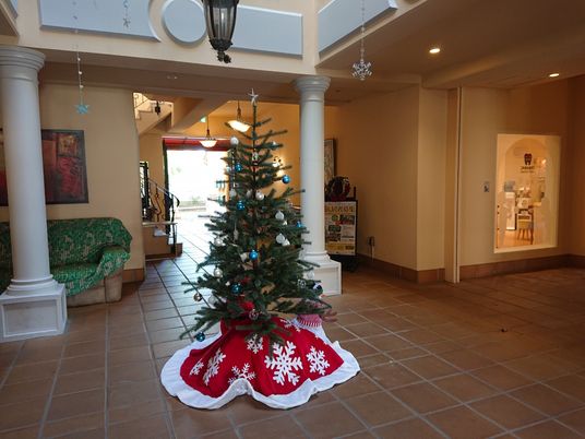 クリスマスツリーのあるロビー