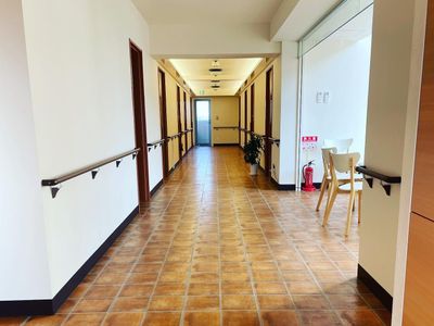 明るい通路の様子