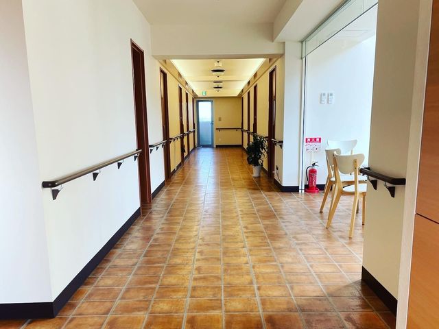 明るい通路の様子