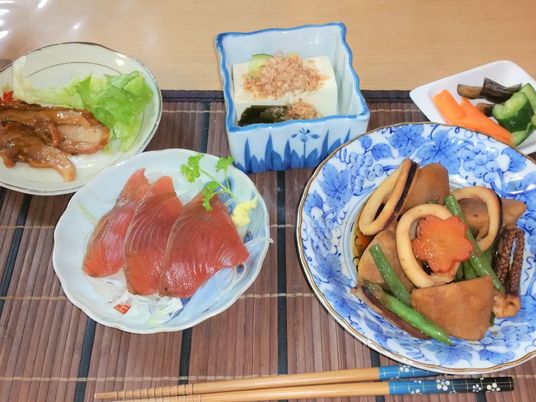 和食の並ぶ食卓