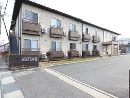 落ち着いた色合いの建物外観