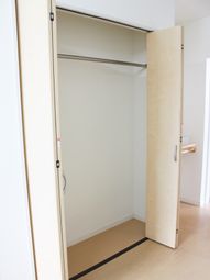 開いた洋室のクローゼット