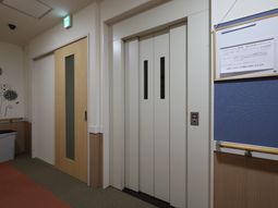 廊下とドアの様子