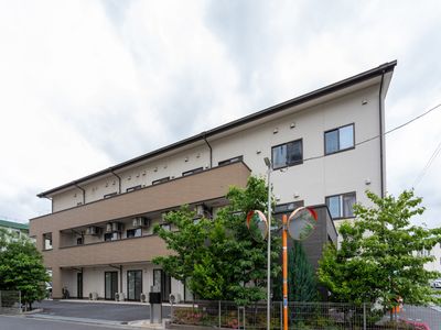 緑豊かな建物外観