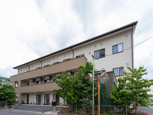 緑豊かな建物外観