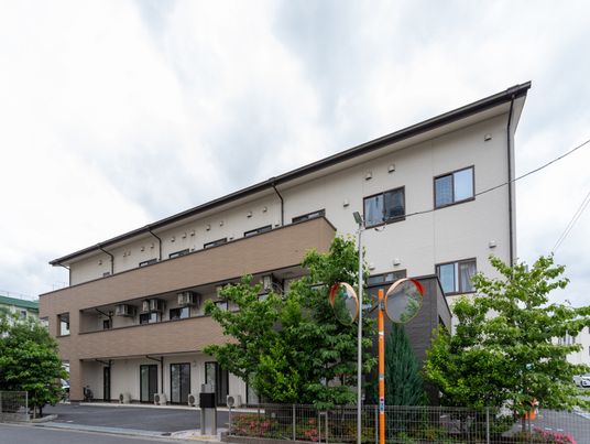 緑豊かな建物外観