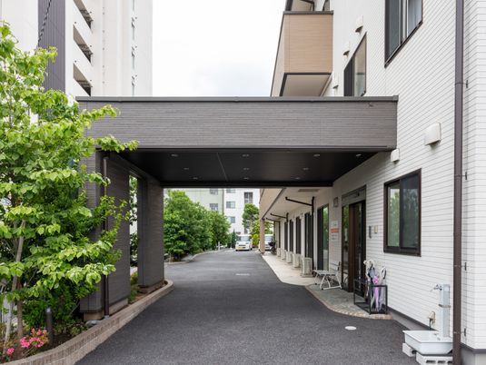 施設の玄関