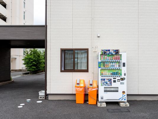 飲料自動販売機のある外観