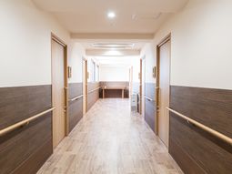 明るい廊下と扉の風景