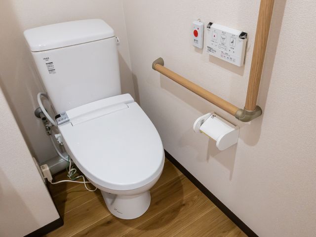 バリアフリートイレ設備 居室 安心してご利用いただける手すり付きのトイレです。非常ボタンも備えて、緊急時も安全に対応できます。