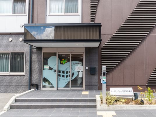 エントランスの明るい建物