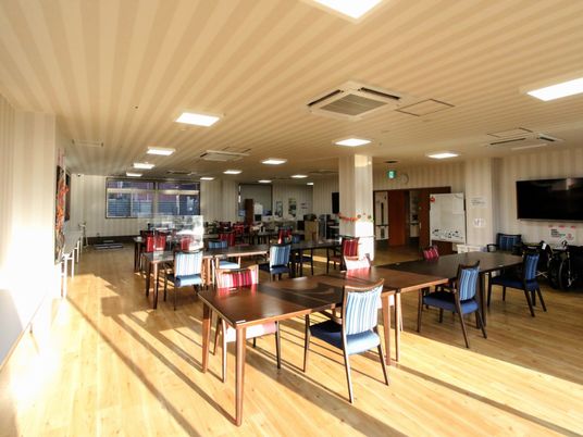 広々とした明るい食堂