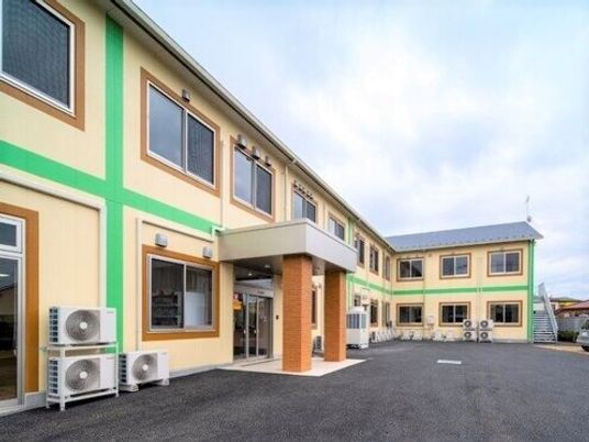 明るい色彩の外観