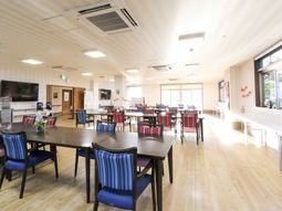 広々とした明るい食堂