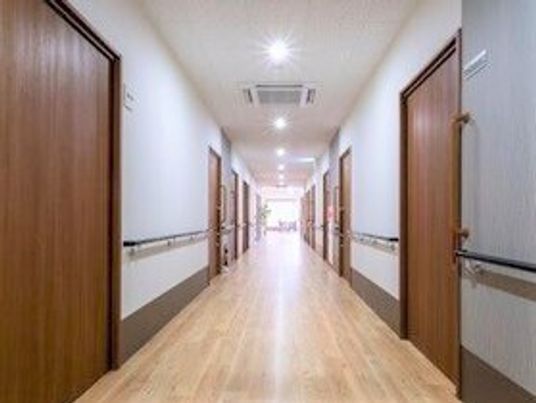 明るく広い廊下