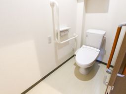 手すり付き清潔なトイレ