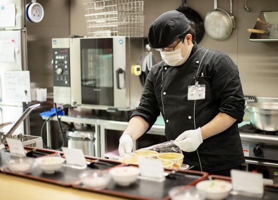 料理準備中のキッチン