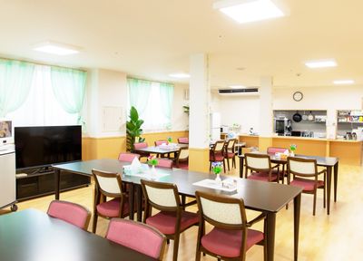 テーブルと椅子が並ぶ部屋