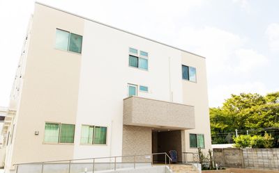 やさしい外観の建物