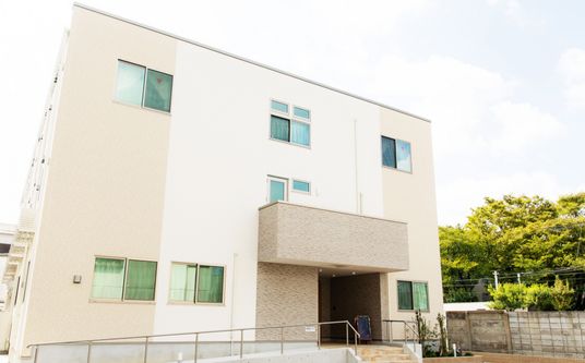 やさしい外観の建物