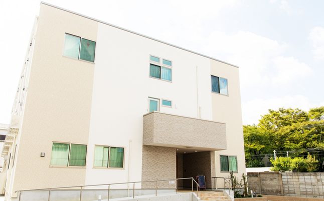 やさしい外観の建物