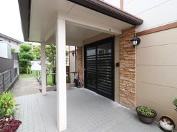 エントランスの洗練された外観