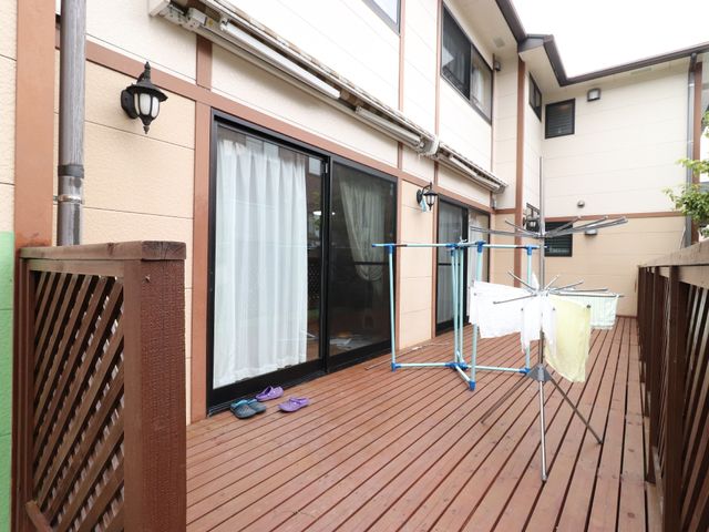 広々としたテラス ベランダ 清潔感があり明るいテラスで、新鮮な空気を感じながら休息を取れる環境が整っています。