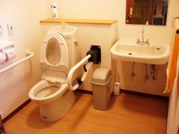 バリアフリー設計のトイレ