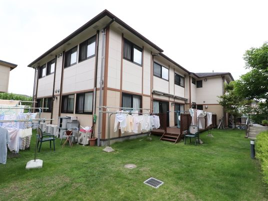 緑の芝生と建物外観