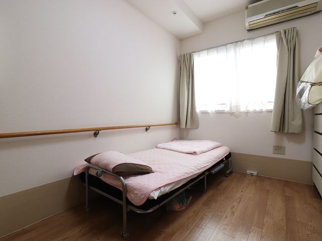 洋室のシンプルな居室 居室 シンプルで清潔感のある居室です。リラックスできる空間をご提供しております。