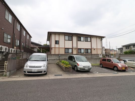 外観の建物と駐車場