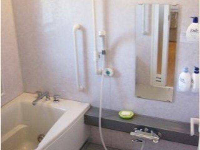 バリアフリー設計の浴室 浴室 手すりのついた安全な浴室です。清潔感のある空間は、利用者の快適な生活を支えます。